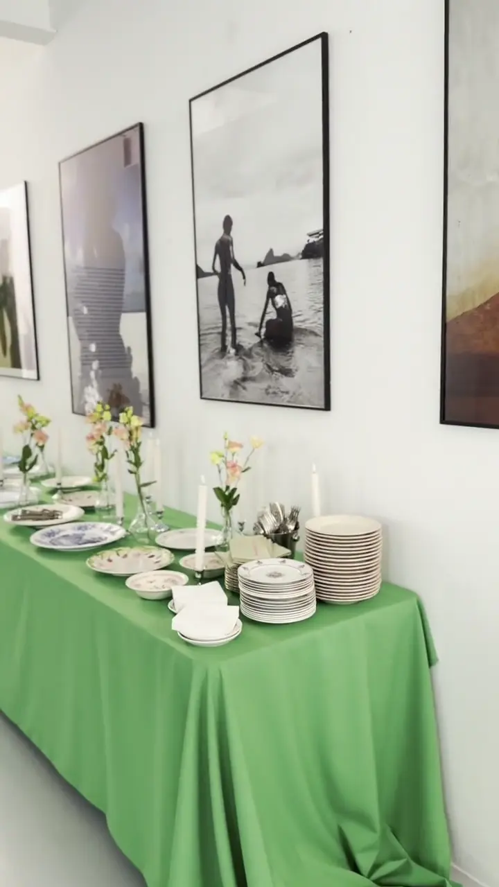 Table de réception installée sous les photographies de la galerie NEXT