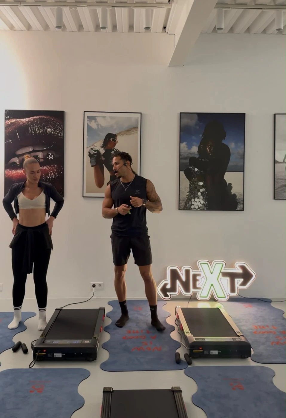 Coach et participante pendant un cours de treadmill