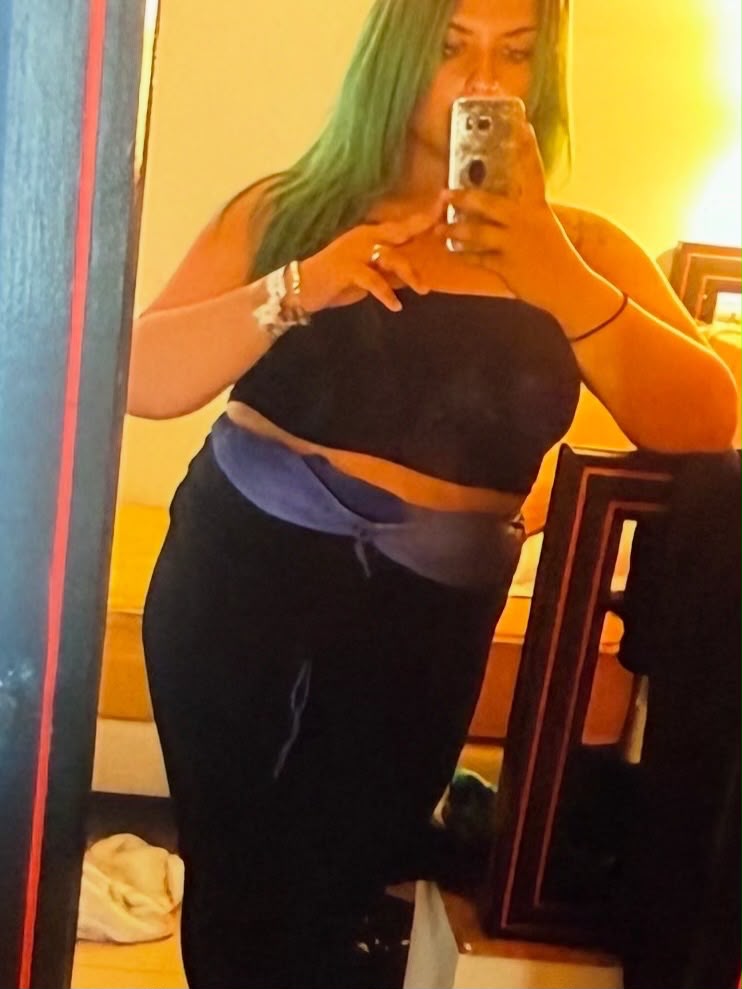 Charlotte avant sa transformation, photo prise dans un miroir