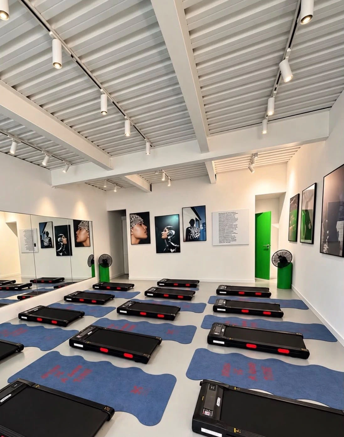 Salle de treadmill et photographies exposées chez NEXT