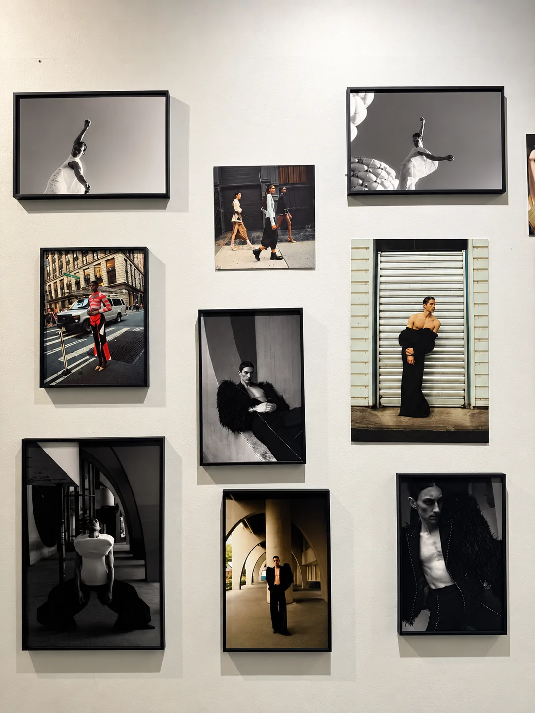 Mur d’exposition réunissant des photographies de mode en couleur et en noir et blanc