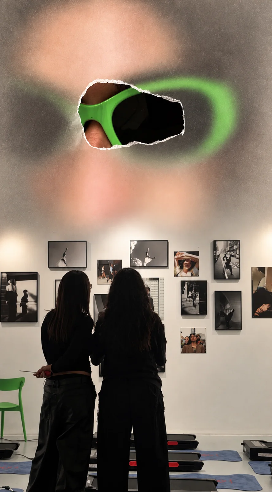 Deux personnes installant une exposition de photographies dans la salle de treadmill NEXT