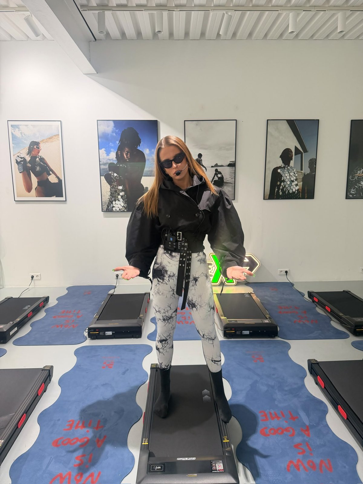 Charlotte, fondatrice du club NEXT Paris, sur un treadmill avec micro casque