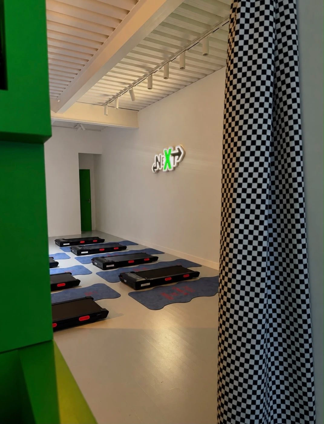 Salle de treadmill vue depuis l’entrée verte du club