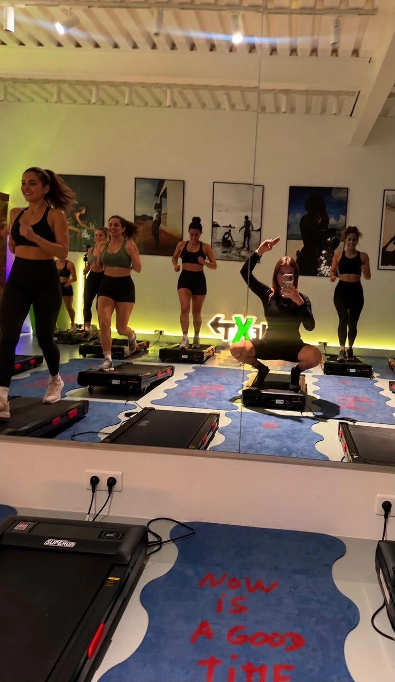 Participantes pendant un cours collectif de treadmill chez NEXT