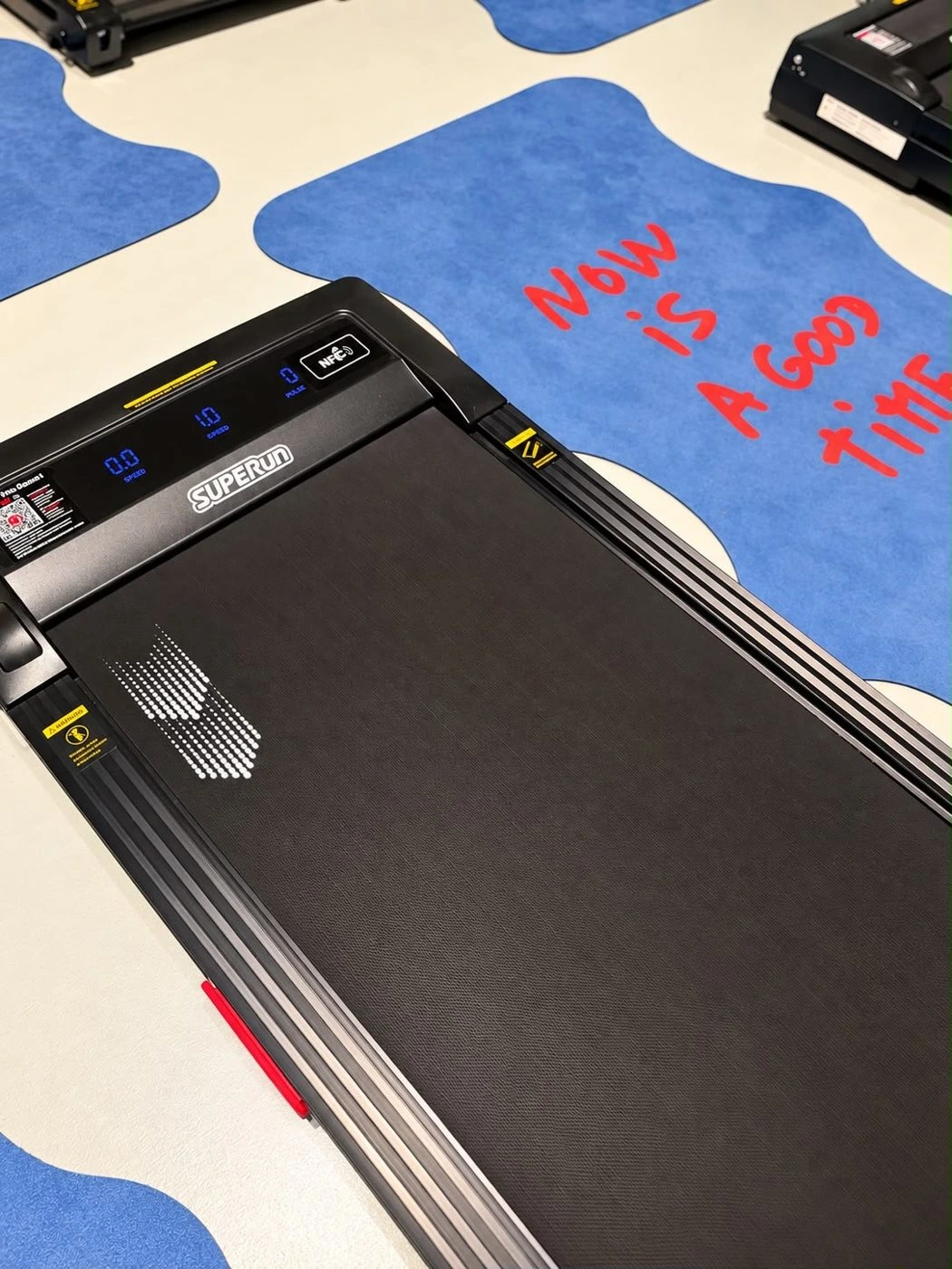Tapis de treadmill et sol bleu au club NEXT Paris