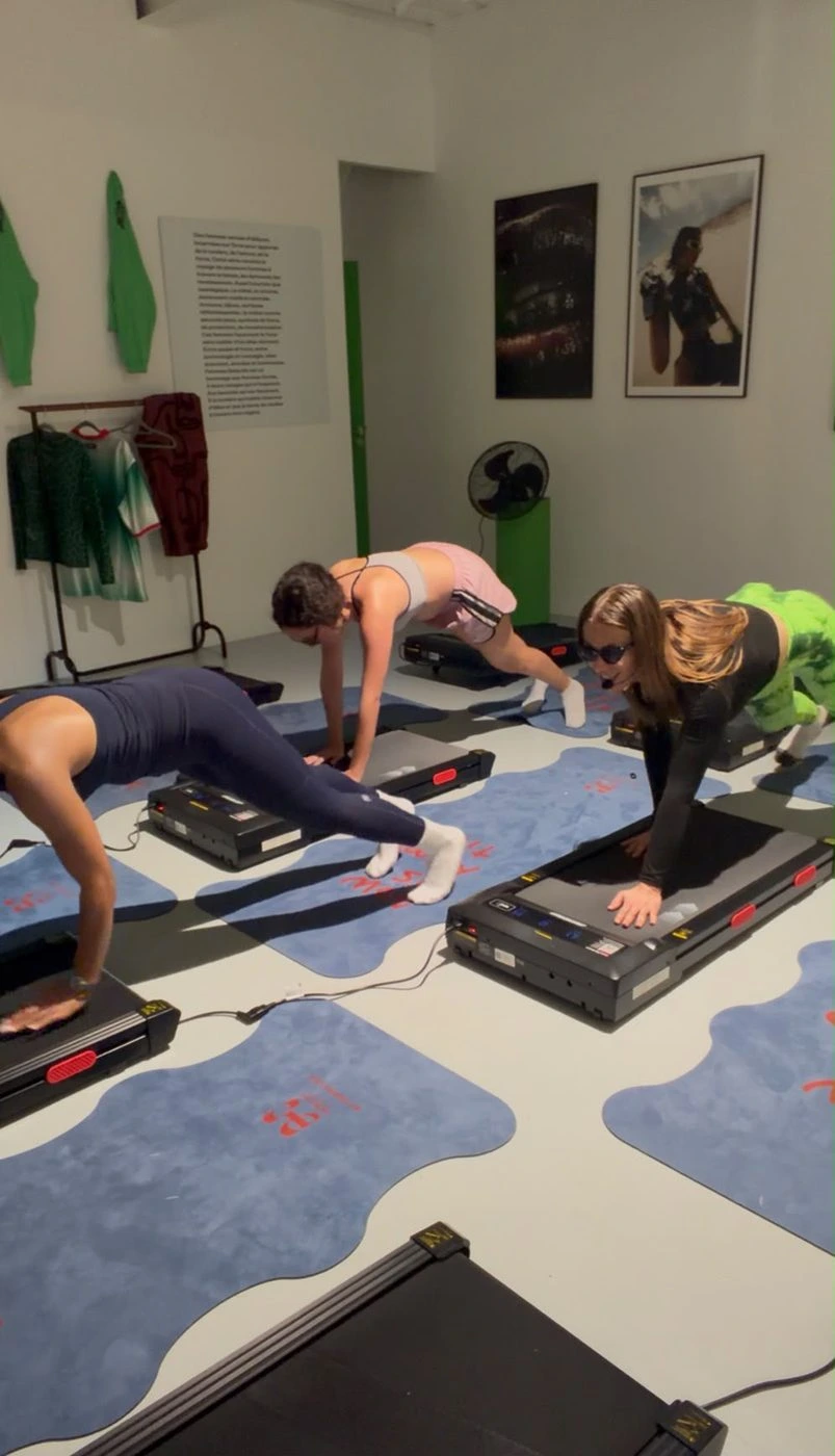 Exercices de renforcement sur les tapis au club NEXT