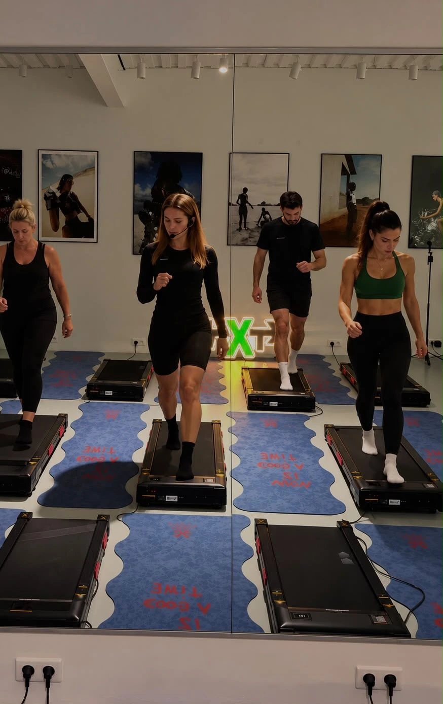 Cours collectif de treadmill devant le miroir chez NEXT