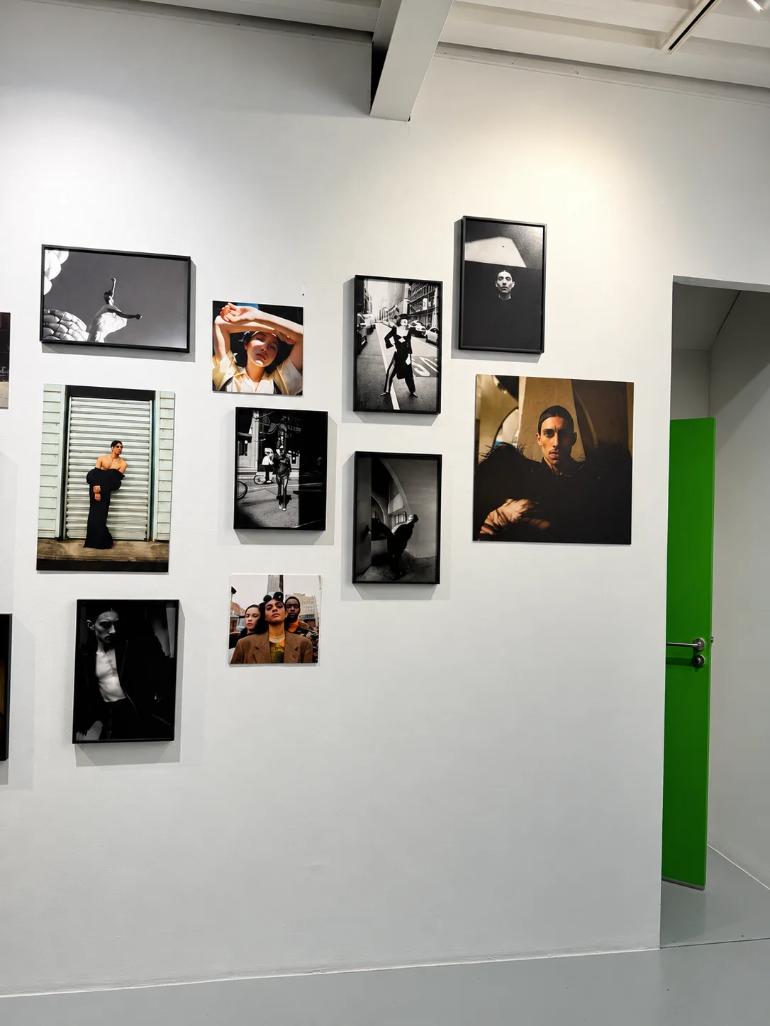Photographies encadrées en couleur et en noir et blanc près d’une porte verte chez NEXT