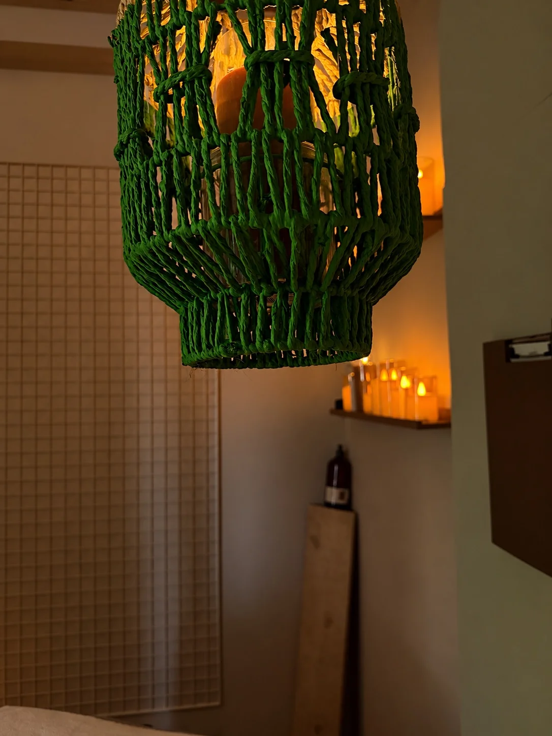 Détail de la suspension tressée verte dans la cabine de massage NEXT