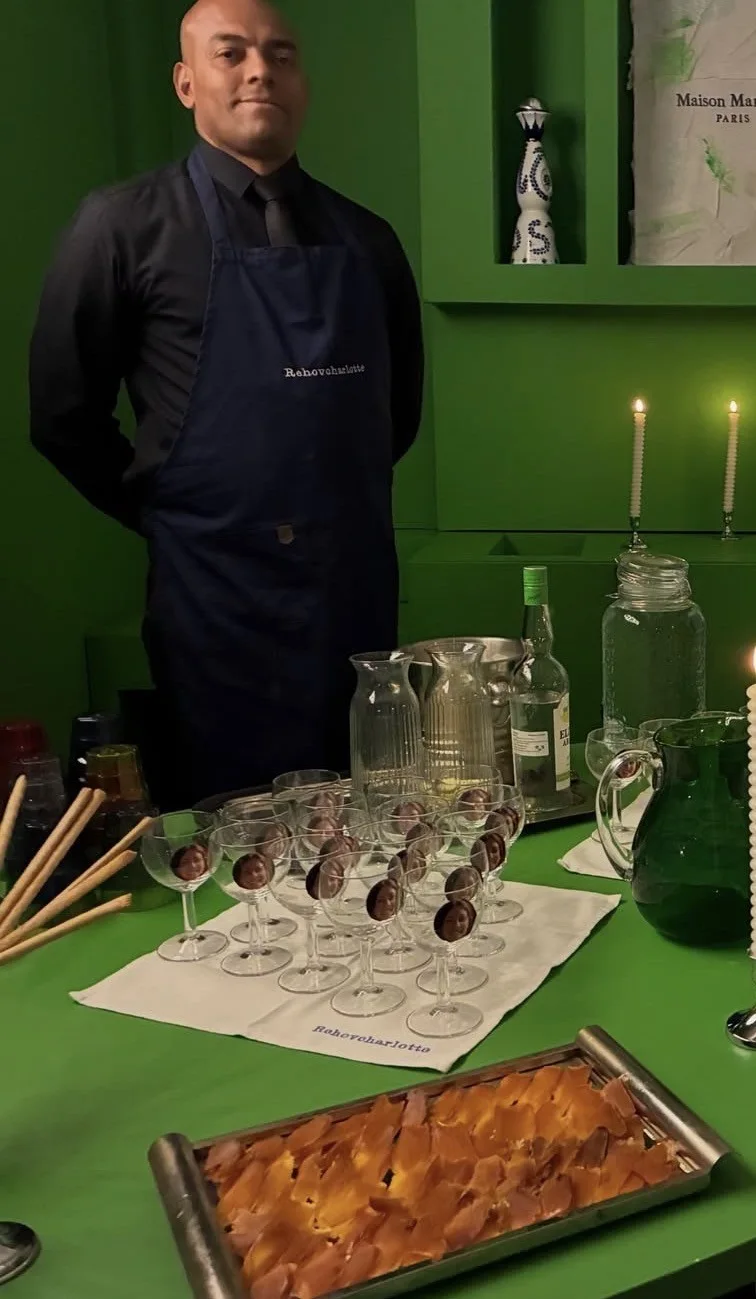 Accueil d’un événement avec boissons et buffet devant le mur vert chez NEXT