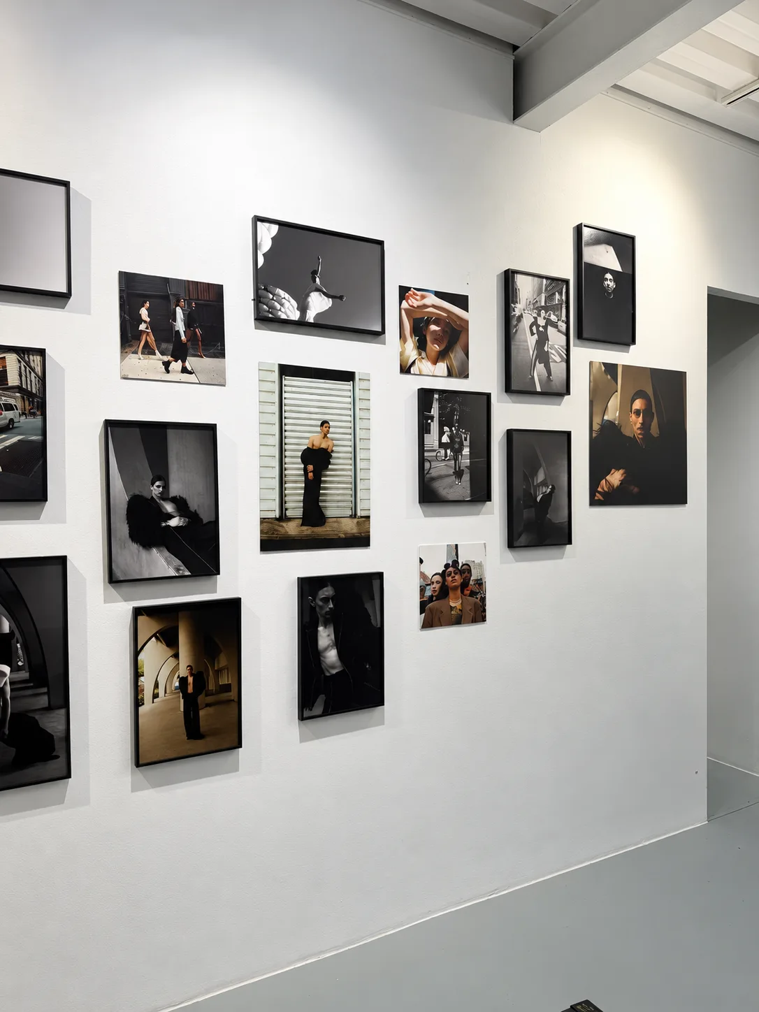 Ensemble de photographies de mode exposées dans la galerie NEXT
