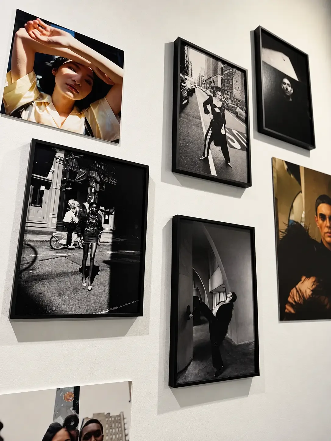 Photographies de mode encadrées sur un mur de la galerie NEXT