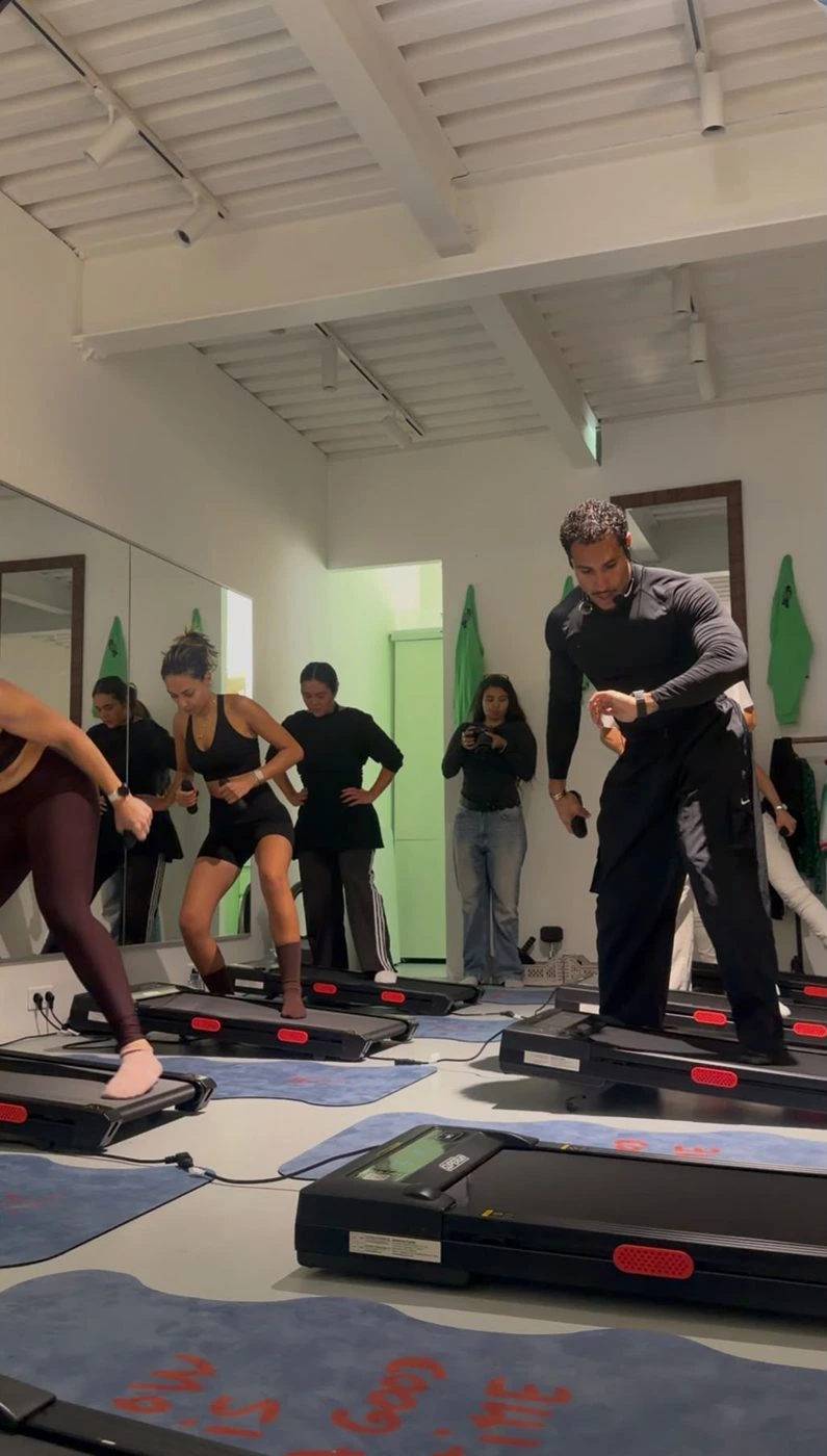Participants debout sur les treadmills pendant un cours chez NEXT